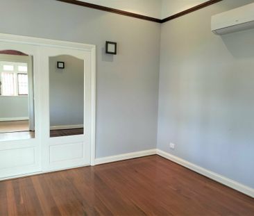 UPPER UNIT OF QUEENSLANDER - Photo 4