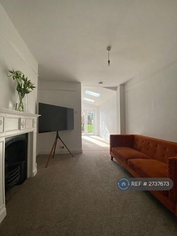 4 bedroom semi-detached house to rent - Photo 2