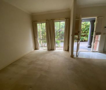 Spacious, Three Bedroom Townhouse in the Heart of Kew - Photo 1