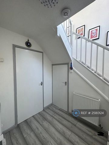 3 bedroom semi-detached house to rent - Photo 2