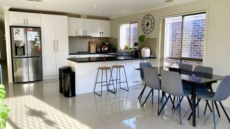 27 Shale Rise, Officer VIC 3809 - House For Rent | Domain - Photo 2