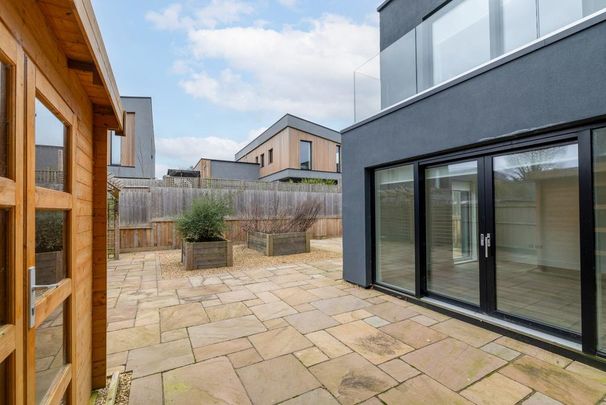 4 bedroom detached house to rent - Photo 1
