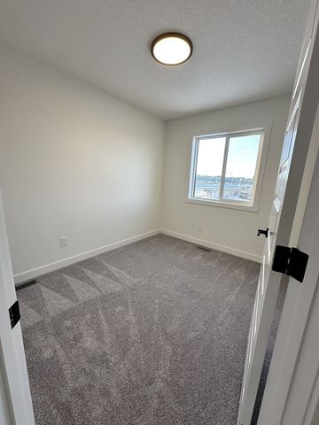 17 Silverton Glen Gate SW, Calgary - Photo 2