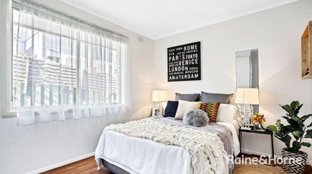 WARM & INVITING VILLA IN GREAT LOCATION - Photo 5