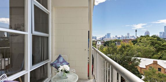 STUDIO APARTMENT WITH CITY SKYLINE VIEWS. - Photo 2