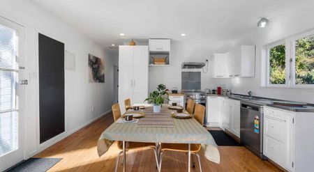 Sunny refurbished family home in top location - Photo 2