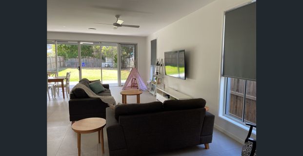 Luxury Two-Storey Bayside Residence for Lease - Photo 1