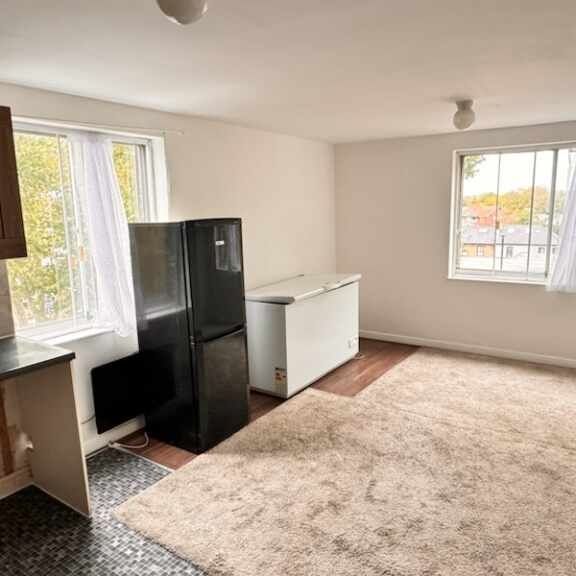 3 Bed Flat, Tenbury Close, E7 - Photo 1