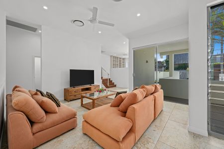 1/100 Hedges Avenue, Mermaid Beach QLD 4218 - Villa For Rent | Domain - Photo 2