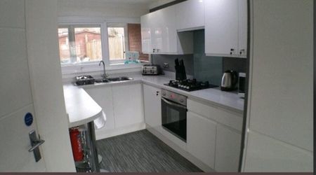 1 bedroom in a house share to rent - Photo 3