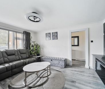 2 bedroom Flat To Let - Photo 3