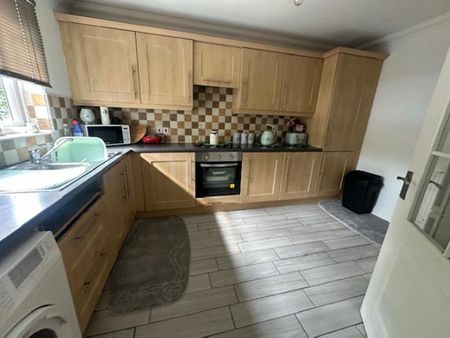 Available 3 Bed House - end terrace - Photo 4