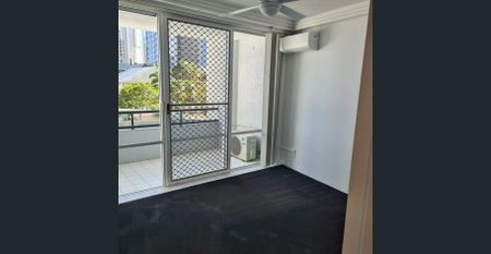 The place to live - MAIN BEACH! Close to transport, shops, beach, restaurants. - Photo 3