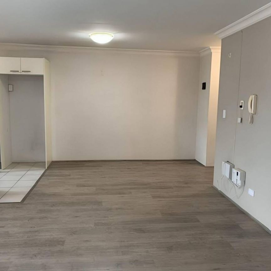 Stylish & Bright 2-Bedroom Apartment in Prime Location Ideal for Couples or Families - Photo 1