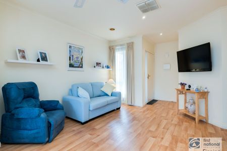 Modern 3-Bedroom Unit - Prime Cranbourne Location - Photo 4