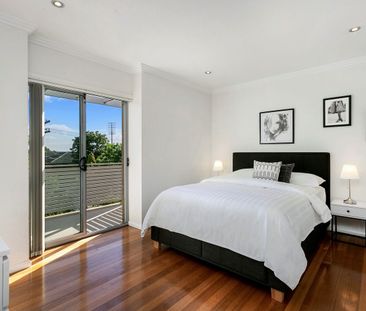 Modern townhouse with entertainer's rooftop terrace - Photo 1