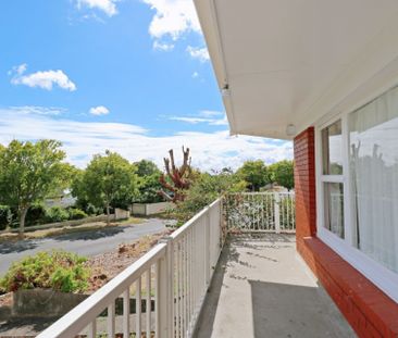 Spacious Three Bedrooms in Dinsdale - Photo 5