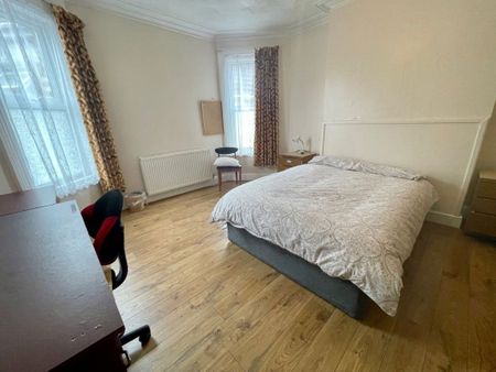 TWO DOUBLE BEDROOM STUDENT, CHARMINSTER (P03329) - Photo 2