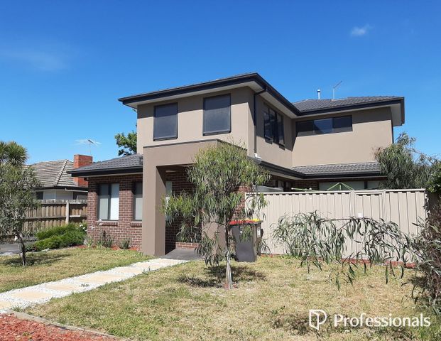 Large House & Walk to Monash Uni - Photo 1