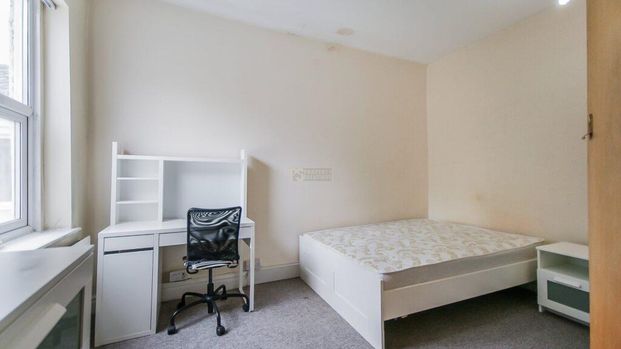 4 bedroom end of terrace house to rent - Photo 1