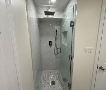 For Lease - 208 Lake Promenade N/A, Toronto, Ontario - Photo 5