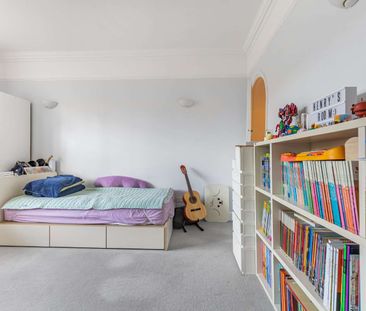 Spacious three bedroom flat in charming period conversion - Photo 6