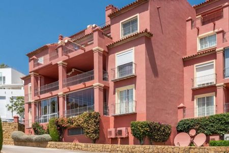 2 bedroom luxury Flat for rent in Benahavís, Spain - Photo 3