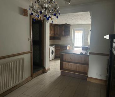 4 bedroom semi-detached house to rent - Photo 2