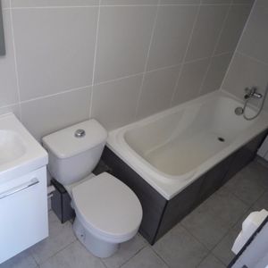 Location Appartement 2 pièces 34m² MARSEILLE 7ème - Photo 2