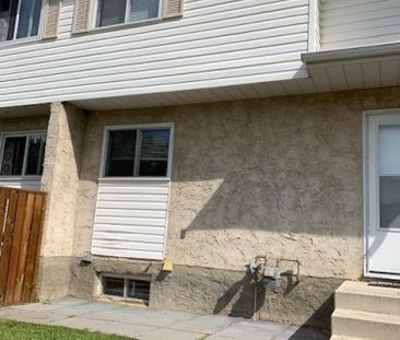 PET FRIENDLY RENOVATED TOWNHOUSE IN NORMANDEAU!!! - Photo 2