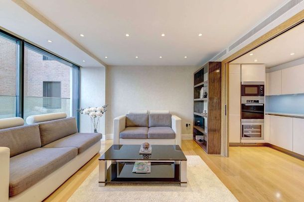 A contemporary one bedroom apartment located in the highly sought after Hyde Park Square. - Photo 1