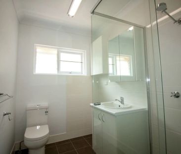 Fully Renovated Ground Floor Unit in Quiet Greenslopes Street - Photo 3