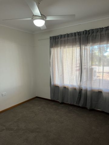 SPACIOUS 4 BEDROOM FAMILY HOME - Photo 2