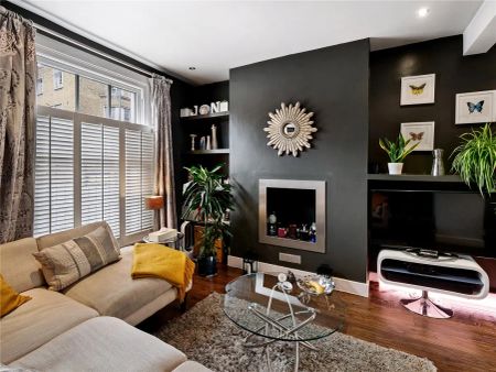 2 bedroom house in London - Photo 3