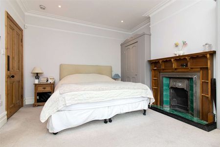 Lovely four bedroom family house in Barnes Village - Photo 2