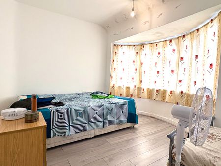 Bourne Avenue, Hayes - Photo 3