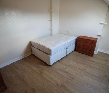4 bedroom flat to rent - Photo 3