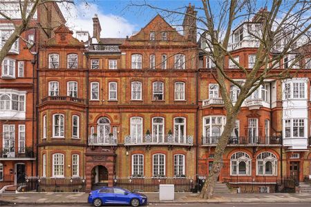 A brilliant three bedroom apartment on Chelsea Embankment with views over looking the river close to the local amenities of the Kings Road and just moments from Battersea Park. - Photo 4