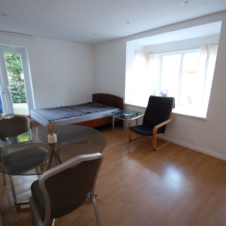 Studio Flat, Snowdon Drive, NW9 - Photo 1