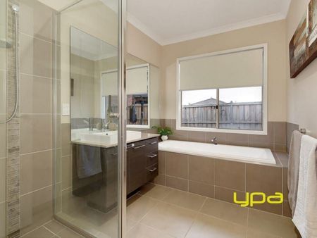 Spacious Living!! - Photo 4