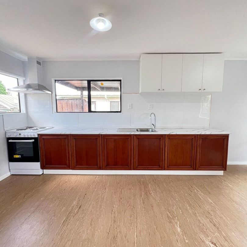 Sunny & Renovated 2-Bedroom Home – Private Backyard in Papakura - Photo 1