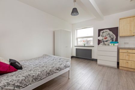 🏡 Modern Victorian Property with Bedsits and their own Private Kitchen 🏡 Room 5 - Photo 4