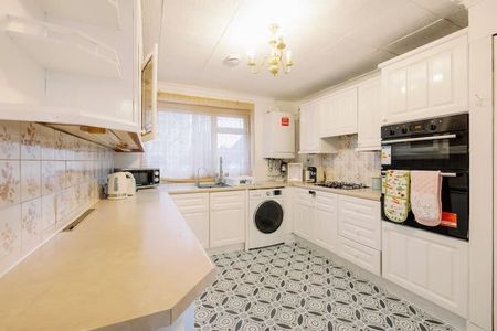2 Bed Semi-Detached House, Queens Road West, E13 - Photo 2