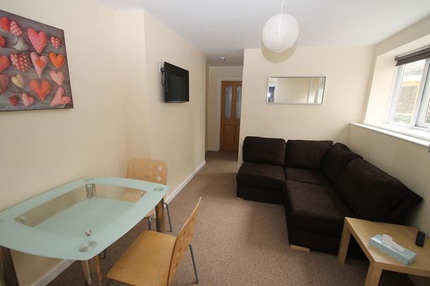 3 bedroom ground floor flat to rent - Photo 1