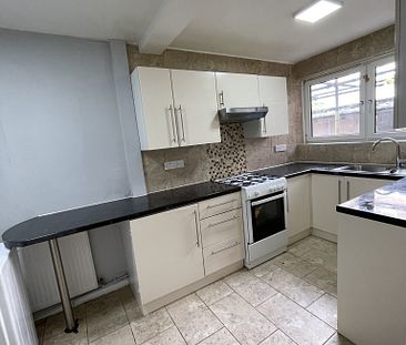 3 Bedroom Maisonette to Rent in East Ham E6, Close to Amenities - Photo 3