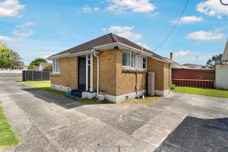 Charming 3BR Home with Garden! - Photo 3