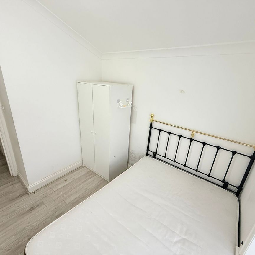 Medium size bedroom close to ilford station £750 pcm - Photo 1