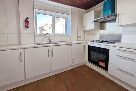 Warburton Road, SO19 - Photo 5