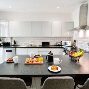 Modern Ensuite Near the Bristol Cycle Path - Photo 2