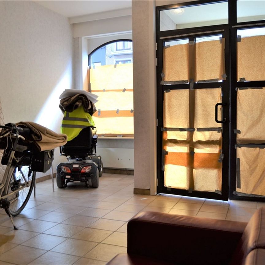 Goed onderhouden éénkamerappartement met grote fietsenstalling aan het station van Kortrijk - Photo 1